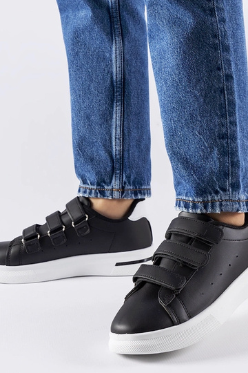 Tênis preto com velcro Paré - sola branca