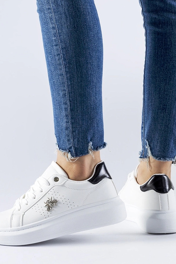 Tênis brancos com aplicação...