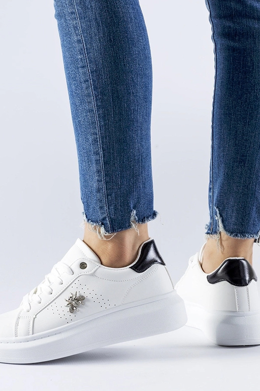 Tênis brancos com aplicação de...