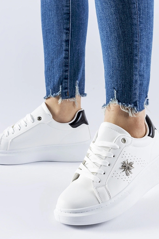 Tênis brancos com aplicação de...