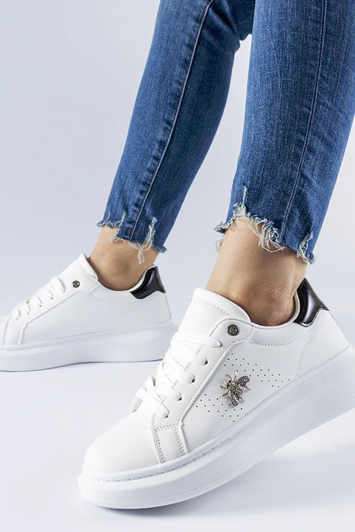 Tênis brancos com aplicação de...