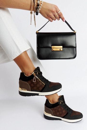 Tênis preto na plataforma...