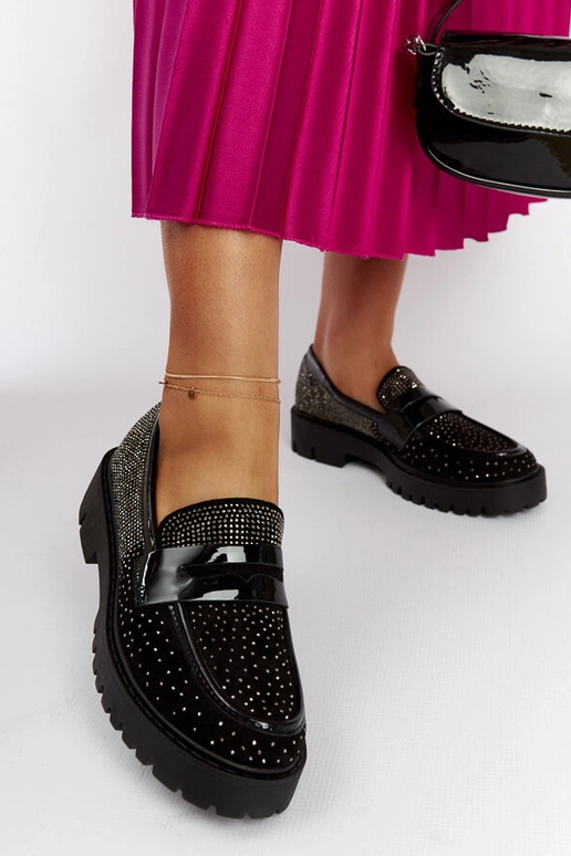Mocassins pretos decorados com strass...