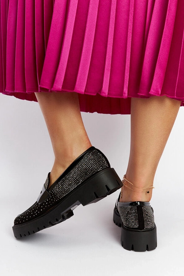 Mocassins pretos decorados... 2