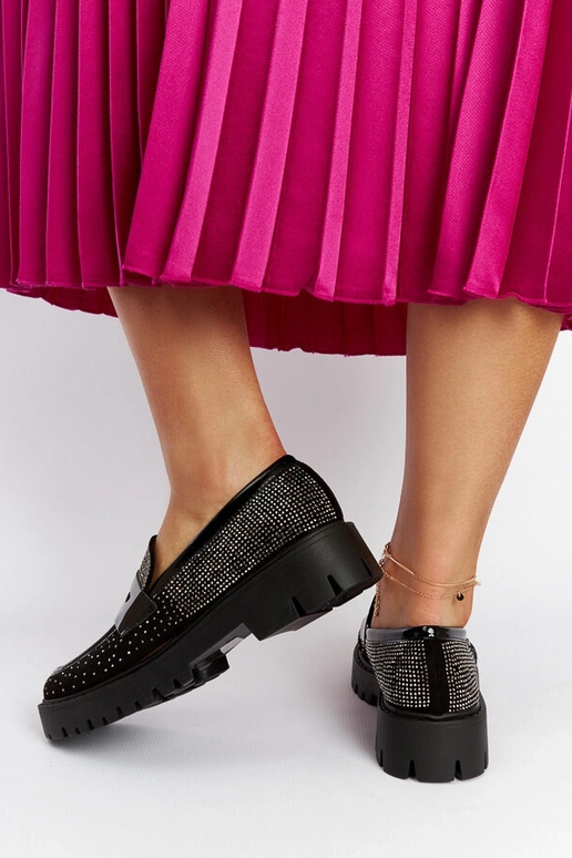 Mocassins pretos decorados com strass...