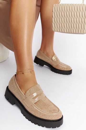 Mocassim bege decorado com...