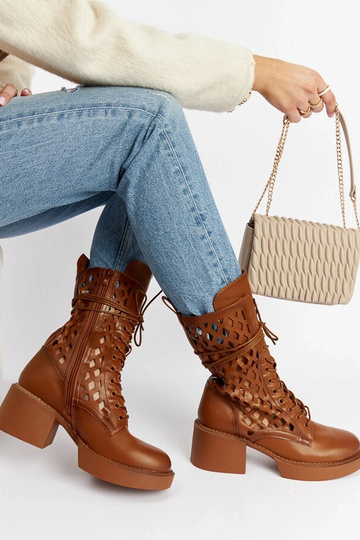 Botas marrons vazadas de...