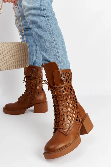 Botas marrons vazadas de... 2