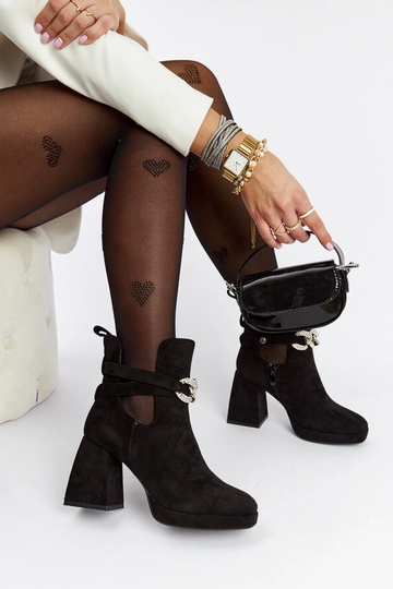 Botins pretos decorados com...