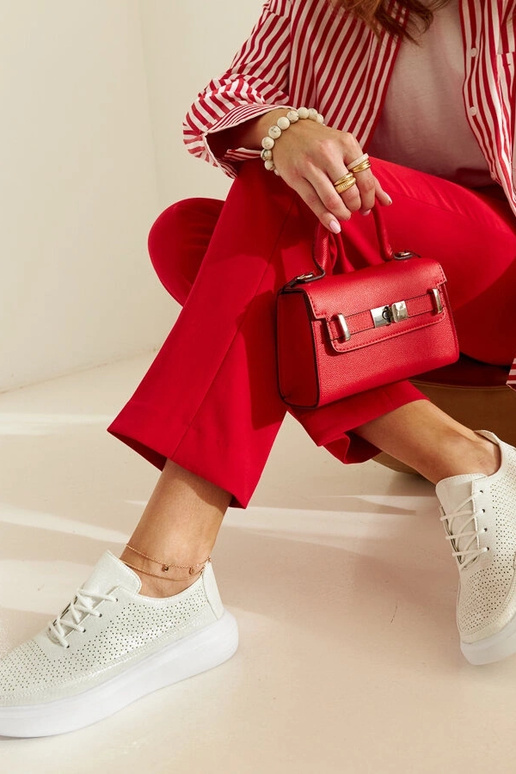 Tênis feminino prateado na...