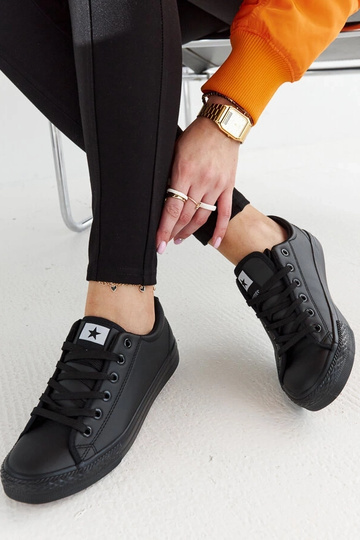 Tênis esportivos pretos...