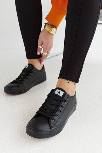 Tênis esportivos pretos... 2