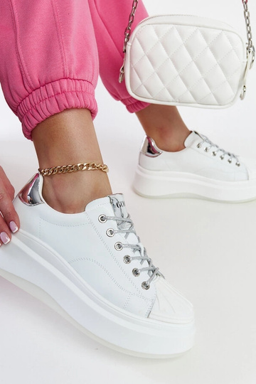 Tênis branco plataforma GOE...