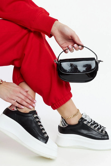 Tênis pretos na plataforma... 2