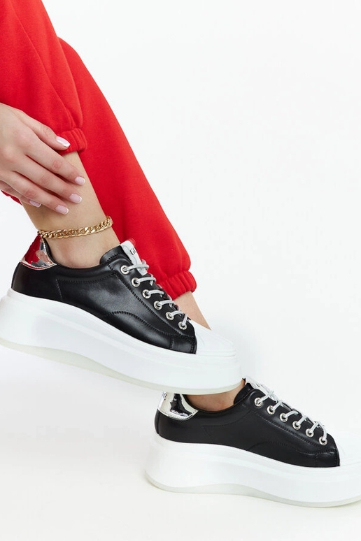 Tênis pretos na plataforma GOE NN2N4034