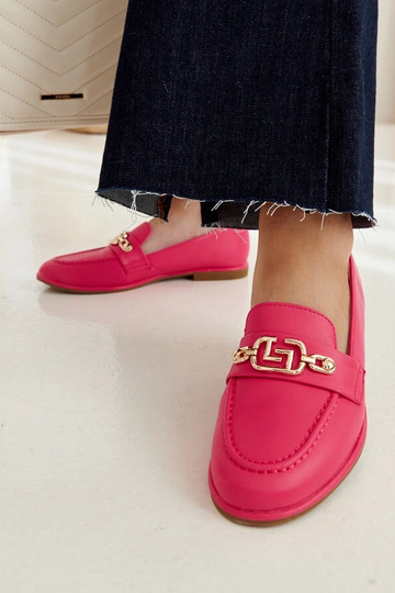 Mocassins rosa decorados com uma corrente Kuens