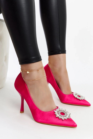 Sapatos de salto agulha com acabamento acetinado rosa e zircões da Susegana 2