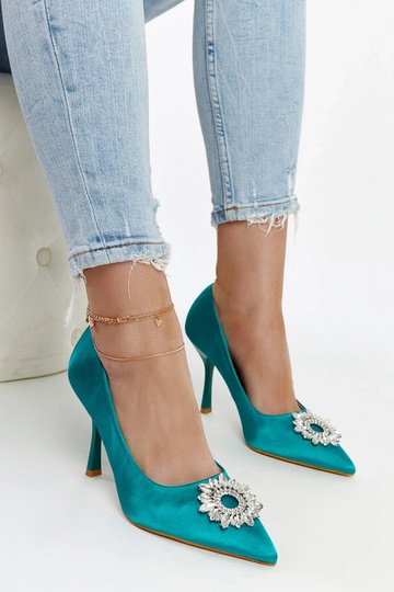 Sapatos de salto agulha com acabamento acetinado verde e zircões Susegana