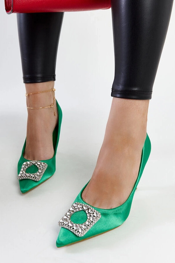 Sapatos de salto agulha com acabamento acetinado verde e zircões Clemente