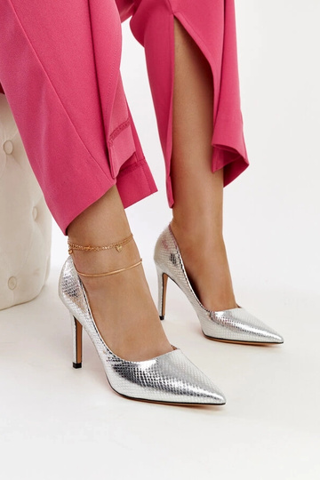 Sapatos de salto prateados...