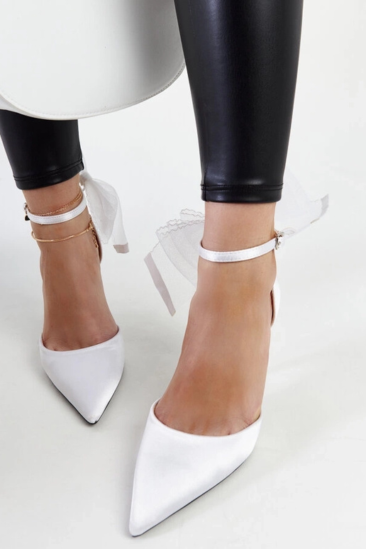 Salto alto branco com laço Ilaysa