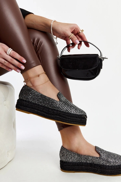 Alpercatas pretas decoradas com fio...