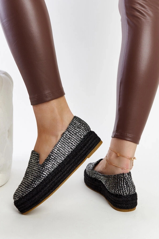 Alpercatas pretas decoradas com fio...