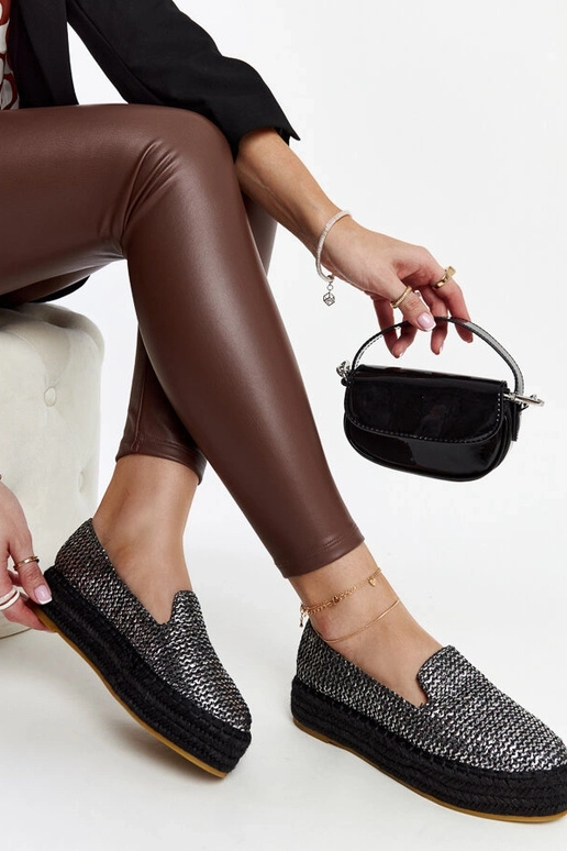 Alpercatas pretas decoradas com fio...