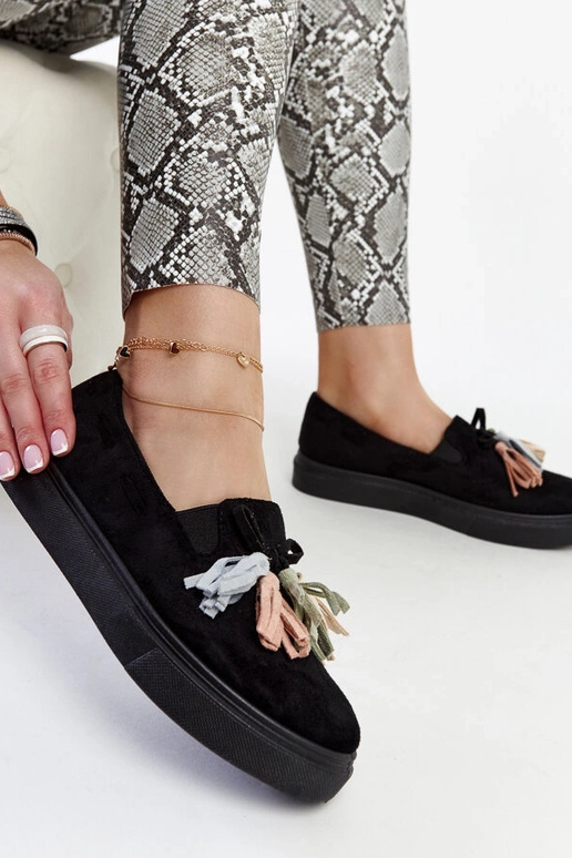 Botas pretas com borlas coloridas...