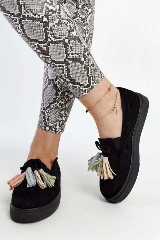 Botas pretas com borlas coloridas...