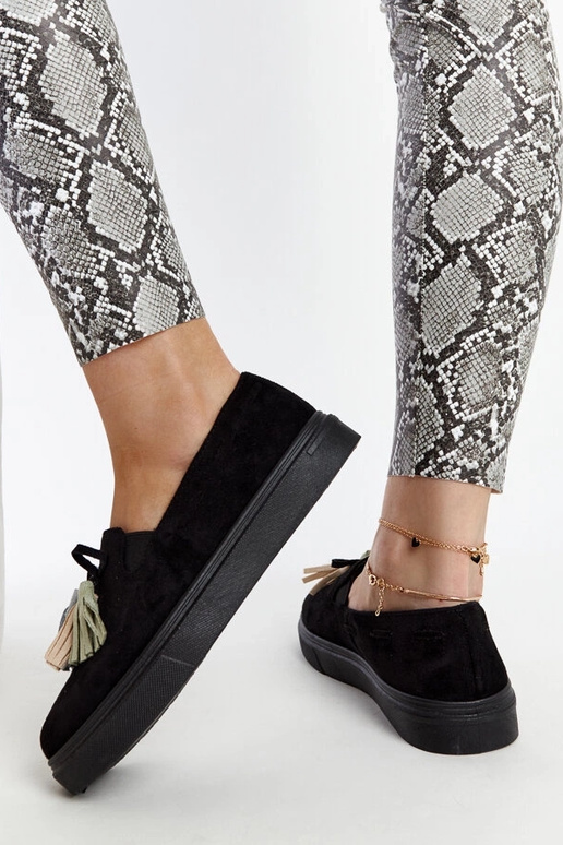 Botas pretas com borlas coloridas...