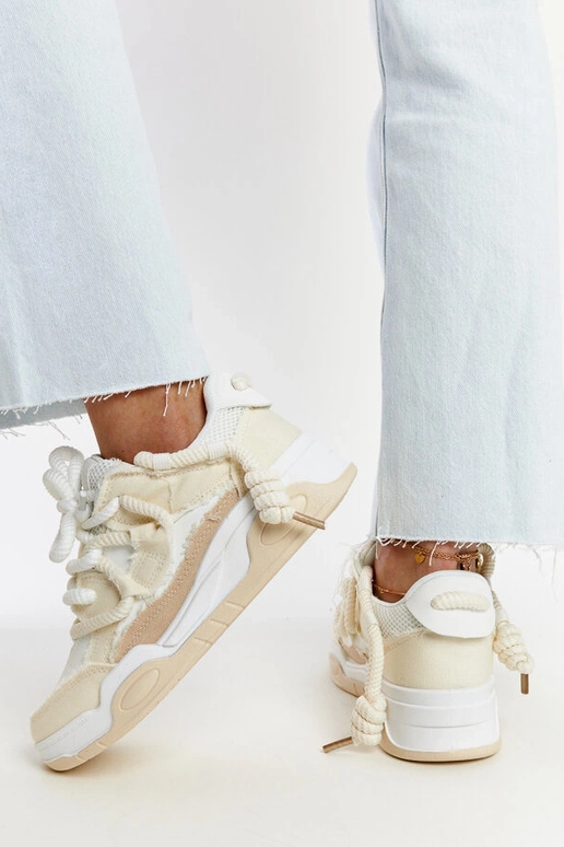 Ténis bege com detalhes em tecido...