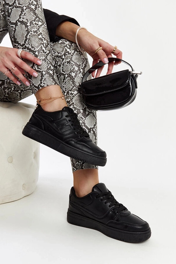 Ténis negros com plataforma... 2