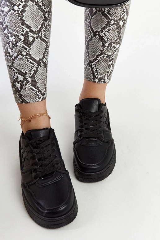 Ténis negros com plataforma Mentha