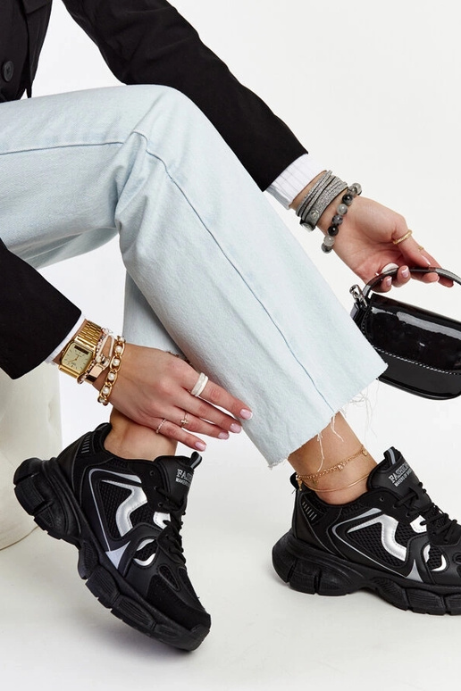 Tênis preto com sola Jacobine enorme