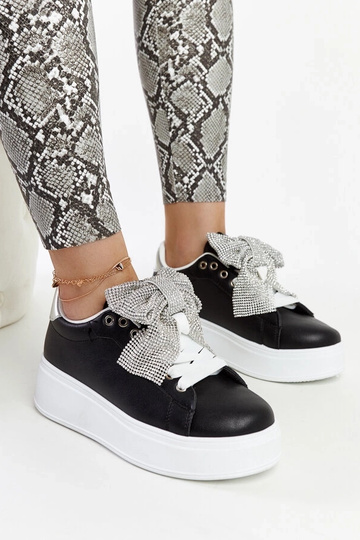 Tênis pretos em plataforma...