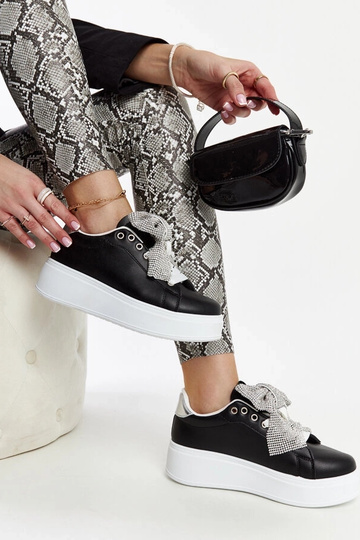 Tênis pretos em plataforma... 2