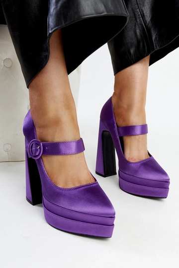 Sapatos roxos de salto alto...