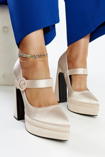 Sapatos bege claro com...