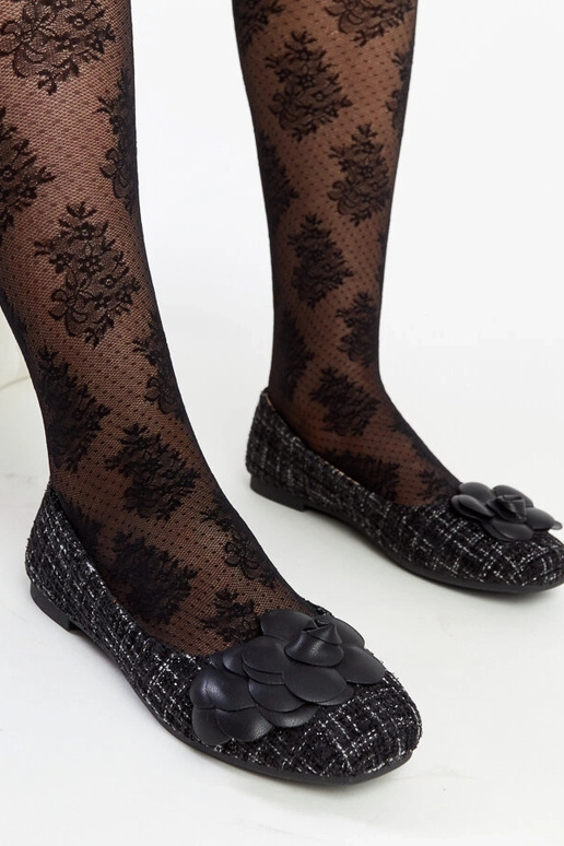 Sapatilhas pretas com flor decorativa...