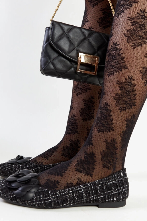 Sapatilhas pretas com flor decorativa...