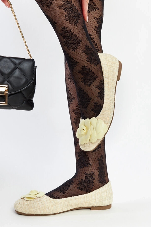 Sapatilhas amarelas com uma flor...