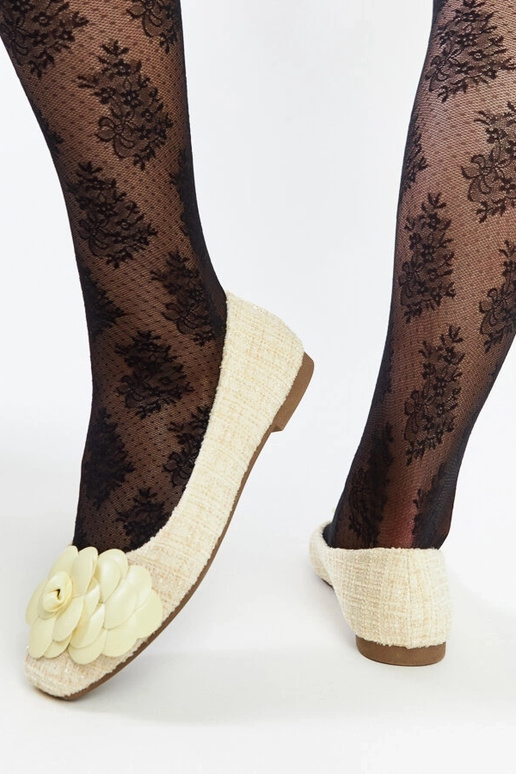 Sapatilhas amarelas com uma flor...