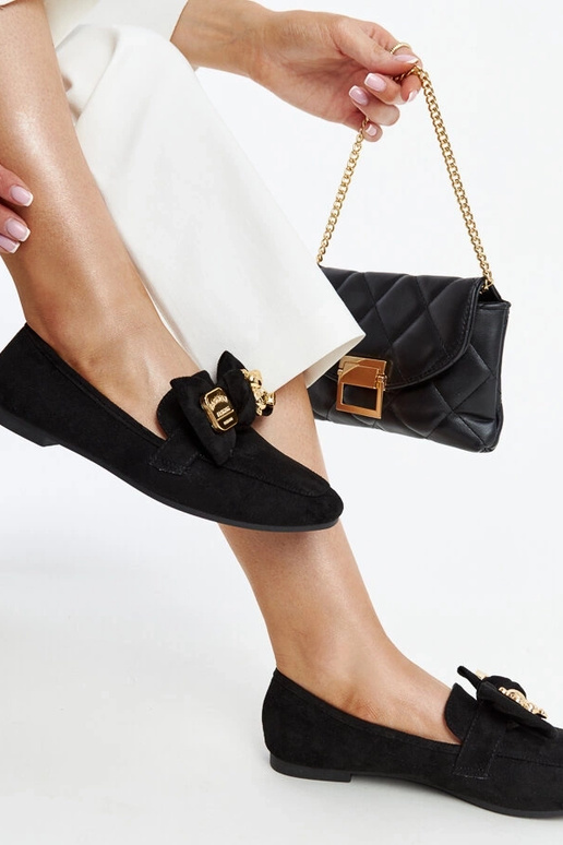 Mocassim preto com alfinete de...