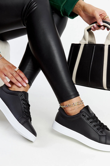 Tênis preto de couro... 2