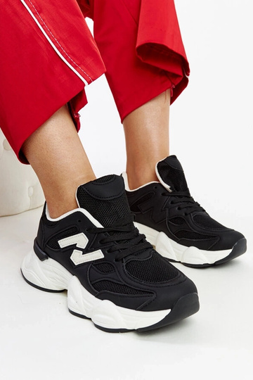 Tênis preto com sola...