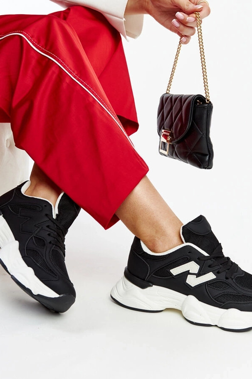 Tênis preto com sola Gergely enorme