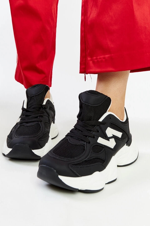 Tênis preto com sola Gergely enorme