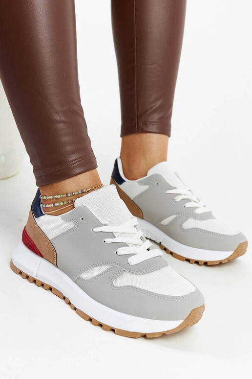 Tênis multicoloridos na plataforma...