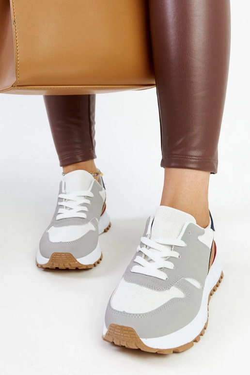 Tênis multicoloridos na plataforma...